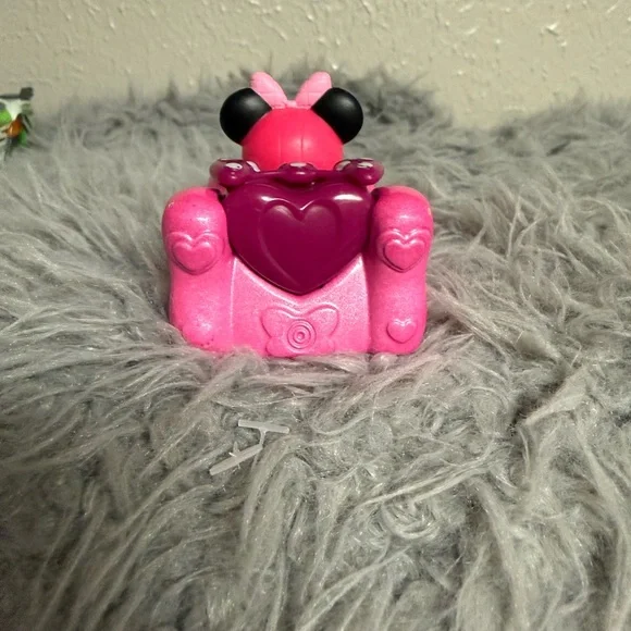 Disney Pink Minnie Mouse die cast Heart-Accent Ride-On Car - Picture 3 of 7
